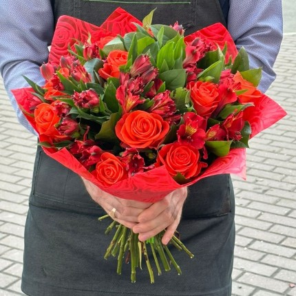 Букет "Страсть поцелуя" из оранжевых роз и красных альстромерий с доставкой в Иркутске